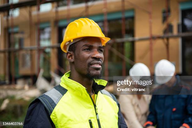 architetto fiducioso in cantiere - foundations gender equality discussion foto e immagini stock