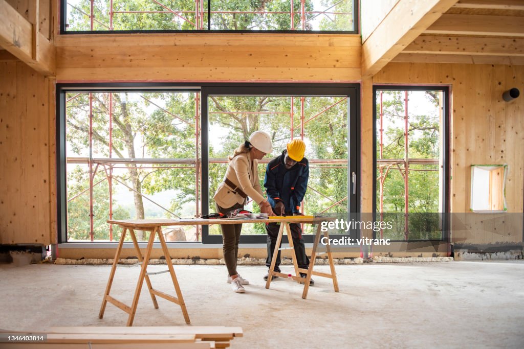 Architetto e operaia edile che guarda ai piani