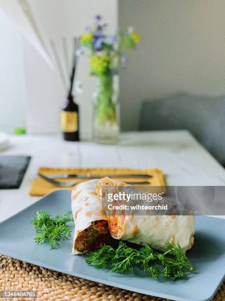 hausgemachte shawarma - lavash stock-fotos und bilder