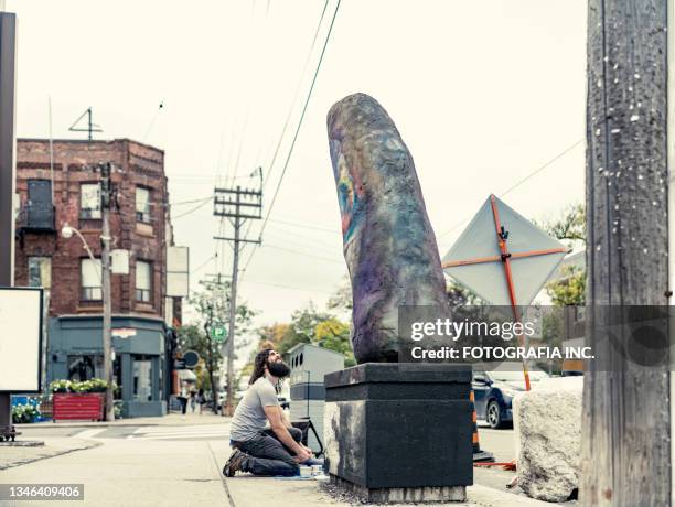 giovane artista che lavora alla scultura di strada - sculpture canada foto e immagini stock