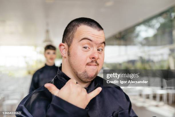 graduado com síndrome de down fazendo ok - franzindo as sobrancelhas - fotografias e filmes do acervo