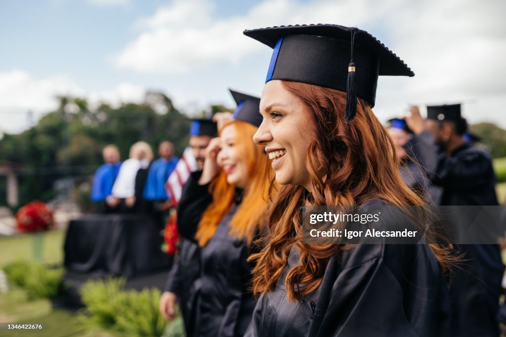 Sorridente graduado na cerimônia de formatura