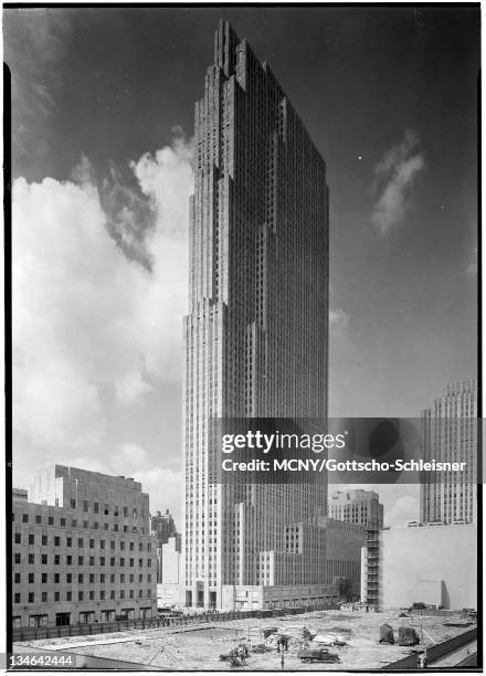 Construction Of Rockefeller Center Photos and Premium High Res Pictures ...
