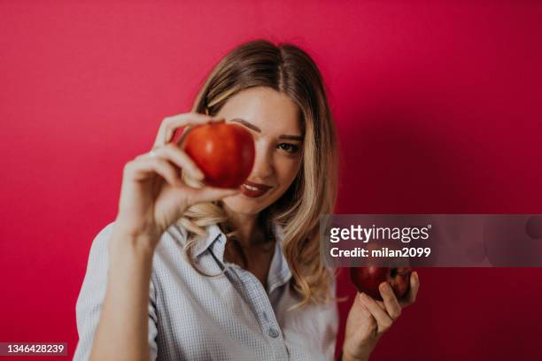 body conscious woman - apple milan stockfoto's en -beelden
