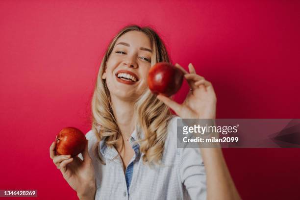 body conscious woman - apple milan stockfoto's en -beelden