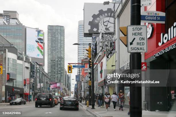 der church-yonge-korridor in der innenstadt von toronto im sommer - yonge street stock-fotos und bilder