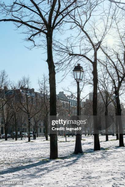snow on esplanade des invalides. unusual weather conditions in paris - unexpected stock pictures, royalty-free photos & images