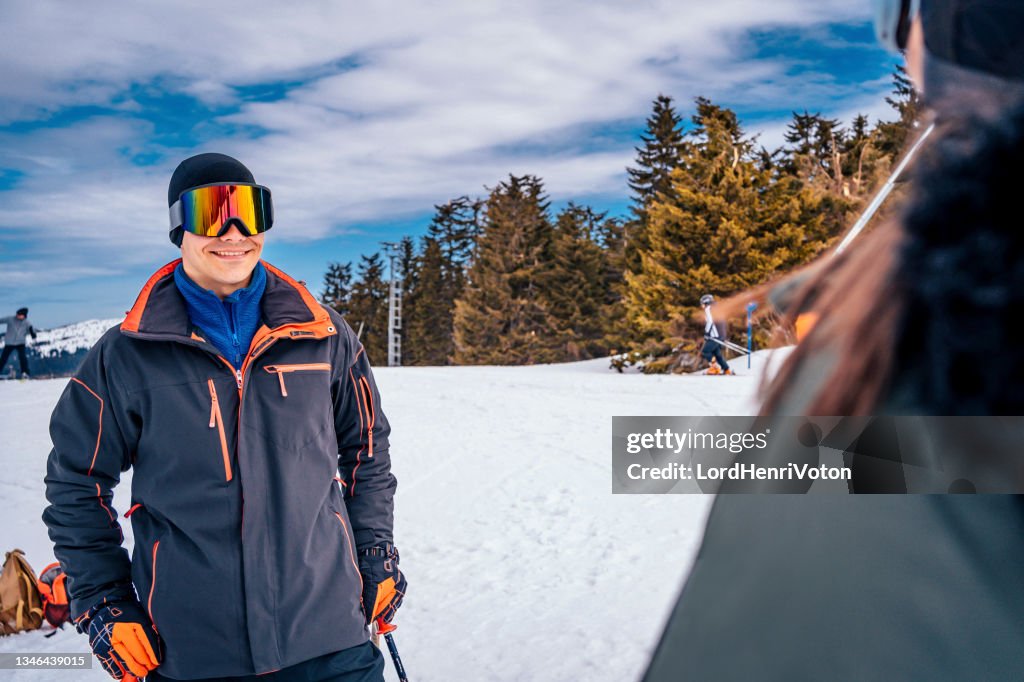 Junger männlicher Skifahrer
