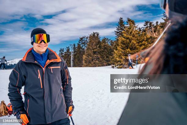 junger männlicher skifahrer - skijacke stock-fotos und bilder