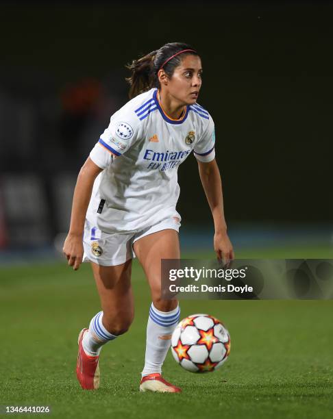 Kenti Robles of Real Madrid controls the ball during the UEFA Women's Champions League group B match between Real Madrid and Breidablik at Estadio...