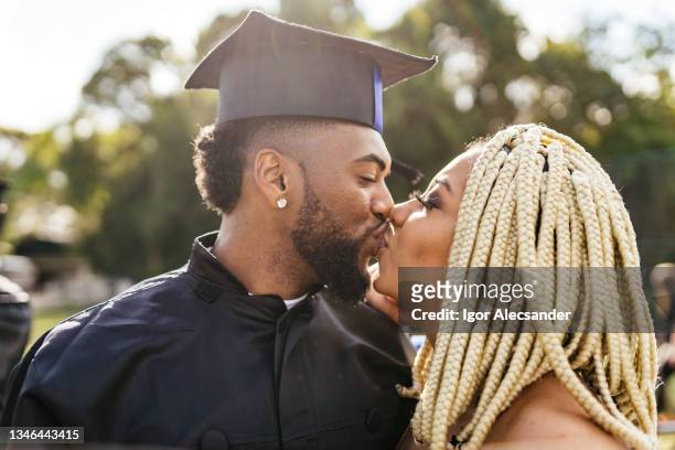 coppia che si bacia alla cerimonia di laurea - summer university day 2 foto e immagini stock