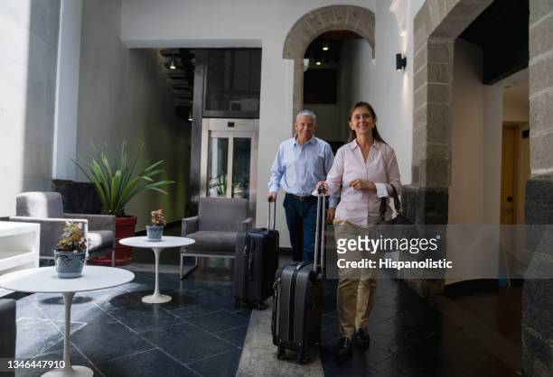 旅行中にホテルに到着するカップル - arrival lobby ストックフォトと画像