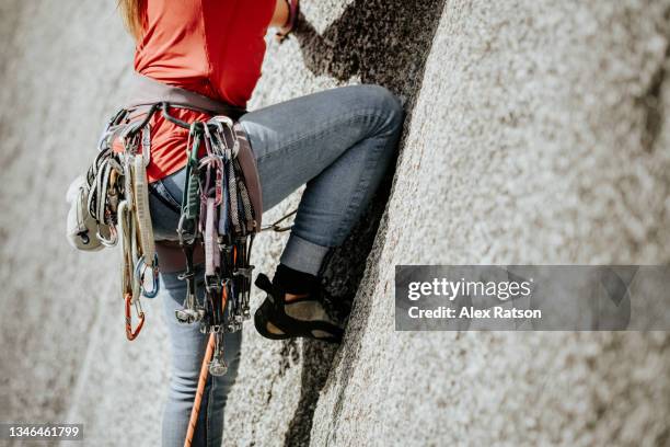 close up of a female rock climber’s harness with climbing gear hanging off it - artículo de montañismo fotografías e imágenes de stock