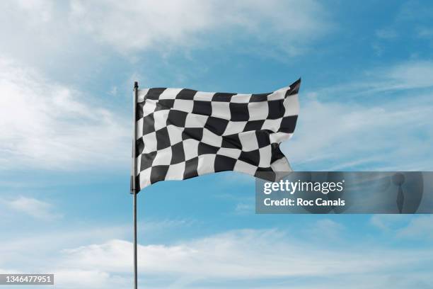 checkered flag - bandera-a-cuadros fotografías e imágenes de stock