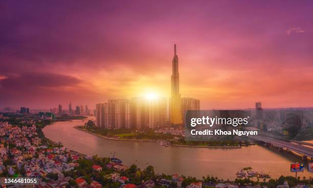 die sonnenuntergangsaufnahme am landmark 81 ist ein super hoher wolkenkratzer im zentrum von ho-chi-minh-stadt, vietnam - ho chi minh city stock-fotos und bilder