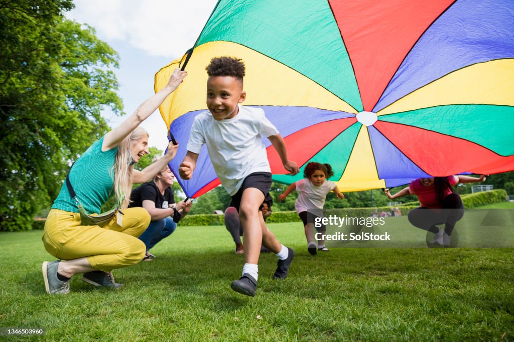 Schulkinder mit Fallschirm