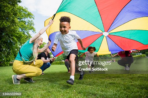 Schulkinder mit Fallschirm Schulkinder mit Fallschirm
