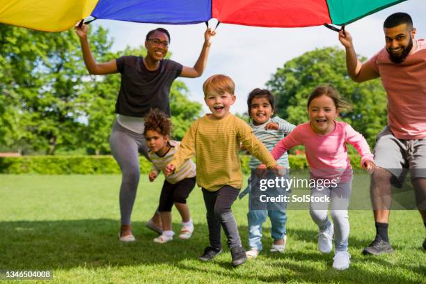 fallschirm im kindergarten - kindergarten stock-fotos und bilder