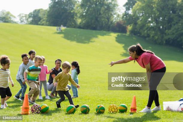 coaching a pre school class - summer school stock pictures, royalty-free photos & images