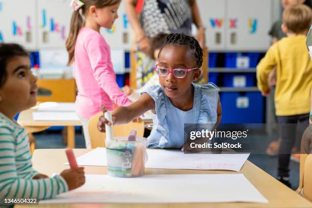 enjoying art class - art class stock pictures, royalty-free photos & images