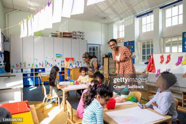 faire preuve de créativité à l’école maternelle - preschool age photos et images de collection