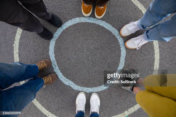 standing in a circle - sapato de lona imagens e fotografias de stock