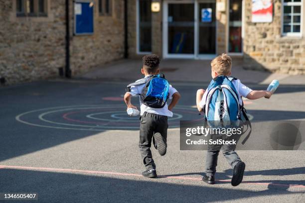 zur schule laufen - school uniform stock-fotos und bilder