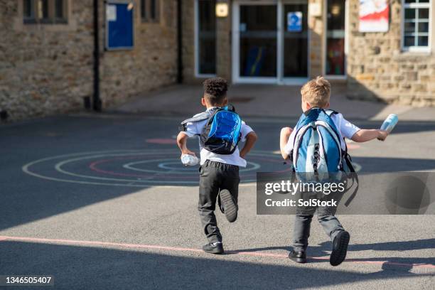 correr a la escuela - british fotografías e imágenes de stock