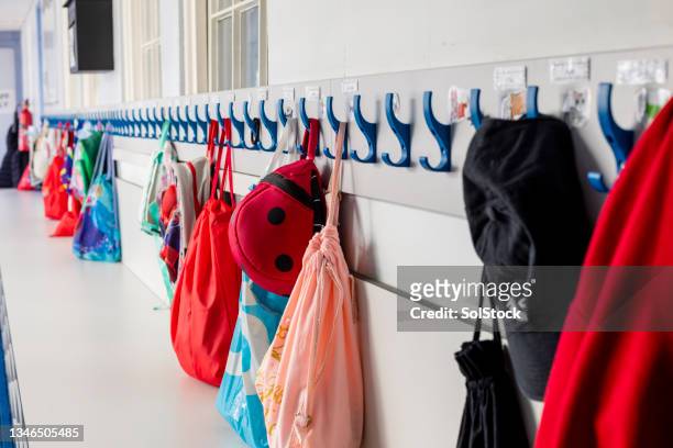 primary school coat pegs - kindergarten 個照片及圖片檔
