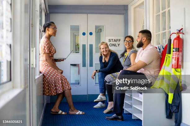 lehrer-mitarbeiterversammlung - bürobesprechung stock-fotos und bilder