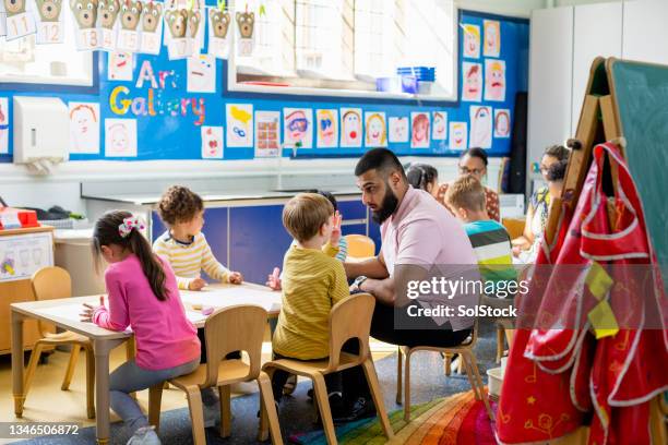 lernen über kreativität - kindergartengebäude stock-fotos und bilder