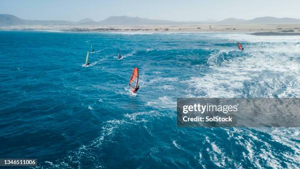 aerial view of wind surfing - windsurf stockfoto's en -beelden