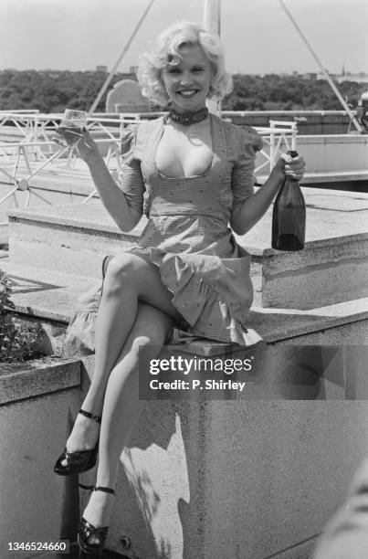 American-British actress Sandra Dickinson prepares for her role as Marilyn Monroe in the stage play 'Legend', UK, 11th August 1974.