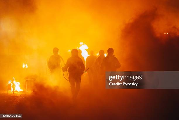 riot in the city - police in riot gear stockfoto's en -beelden