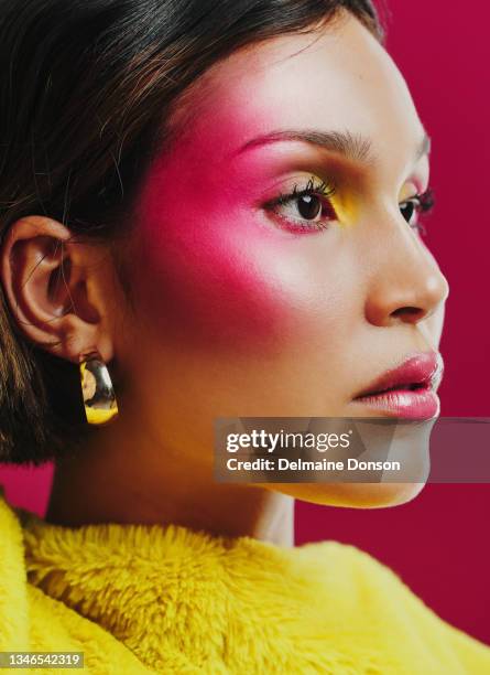 photo d’une jeune femme posant sur un fond rose - maquillage de scène photos et images de collection