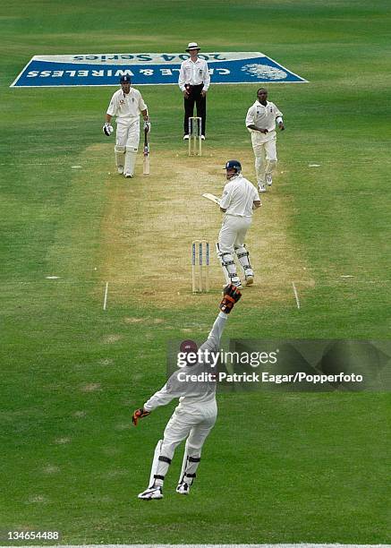 Trescothick unsettled by bouncer from Edwards - he was clean bowled next ball, West Indies v England, 1st Test , Kingston, Mar 04.