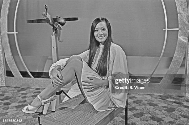 Hong Kong-born actress Wei Wei Wong co-hosts the British television game show 'The Golden Shot', with the 'Tele-Bow' or crossbow in the background,...