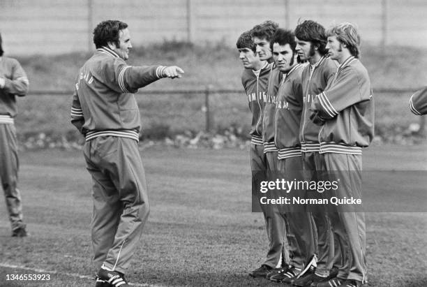 England manager Don Revie with five members of the England football squad, UK, 29th October 1974. From left to right, Revie with Emlyn Hughes, Martin...