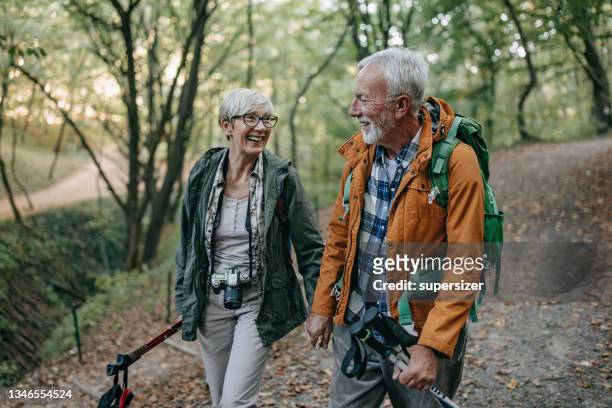 gemeinsam die natur genießen - couple hiking stock-fotos und bilder