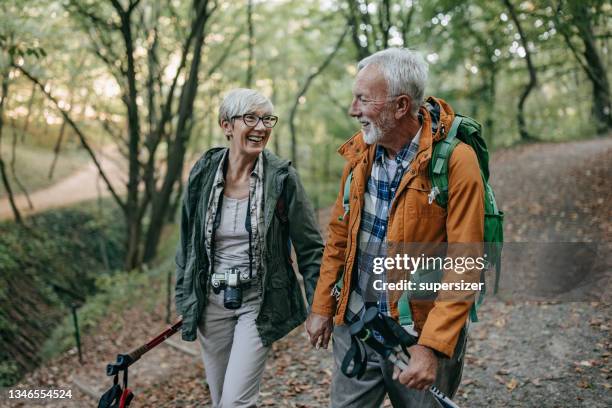 disfrutando juntos de la naturaleza - senderismo fotografías e imágenes de stock