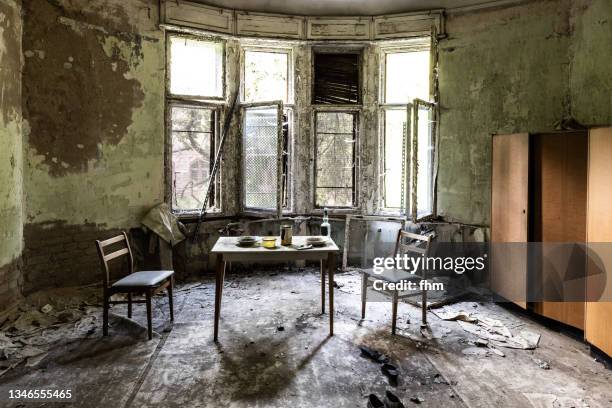 living room in bad condition in an abandoned building - human settlement fotografías e imágenes de stock