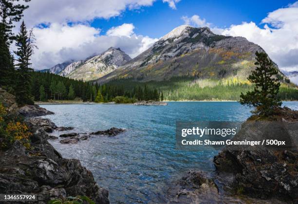 scenic view of lake and mountains against sky,lake minnewanka,canada - see lake minnewanka stock-fotos und bilder