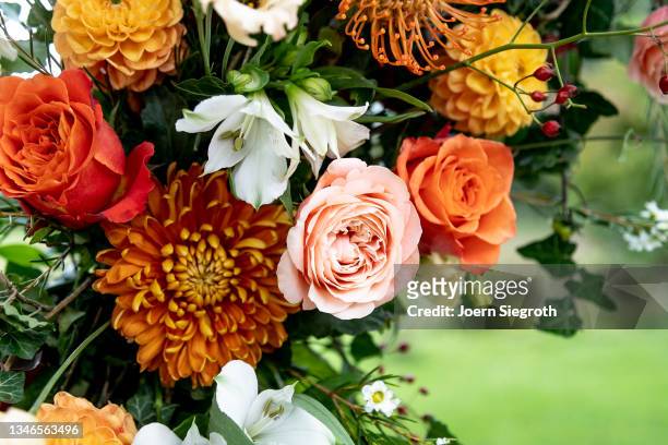 close-up of rose bouquet - bouquet stock-fotos und bilder