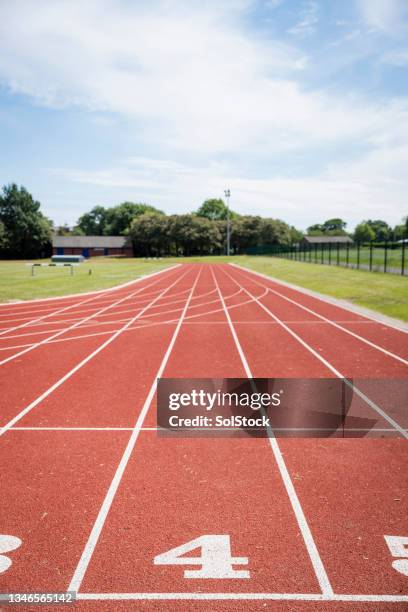 pista de atletismo - track fotografías e imágenes de stock