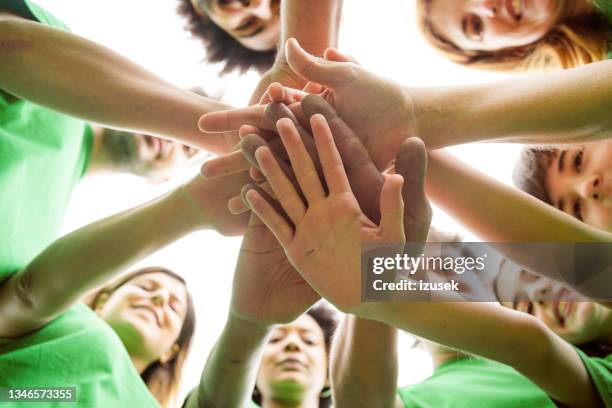 des bénévoles qui nettoient l’environnement ensemble - responsabilité sociale photos et images de collection