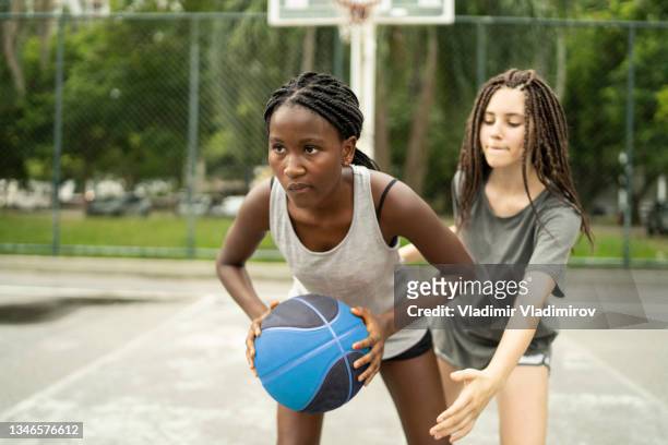 bloquer le jeu au basket-ball - teenage girl basketball photos et images de collection
