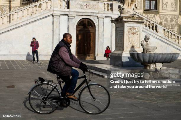 pisa, tuscany, italy - the knights’ square (piazza dei cavalieri). tuscany, italy - statue atlas fotografías e imágenes de stock