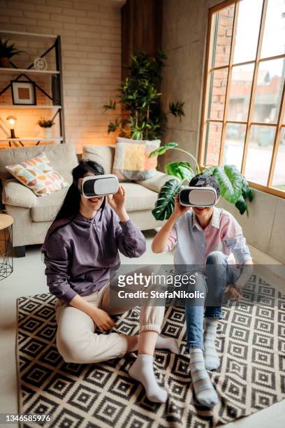 virtual reality simulator - familie technologie virtuell stock-fotos und bilder