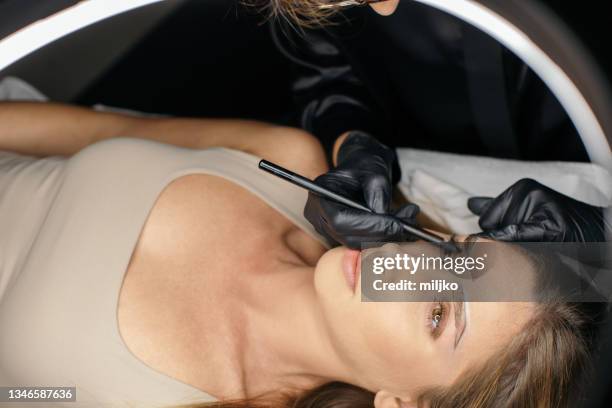 permanent make-up behandlung - augenbraue stock-fotos und bilder