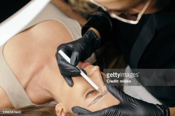 tratamiento de maquillaje permanente - lápiz de ojos fotografías e imágenes de stock
